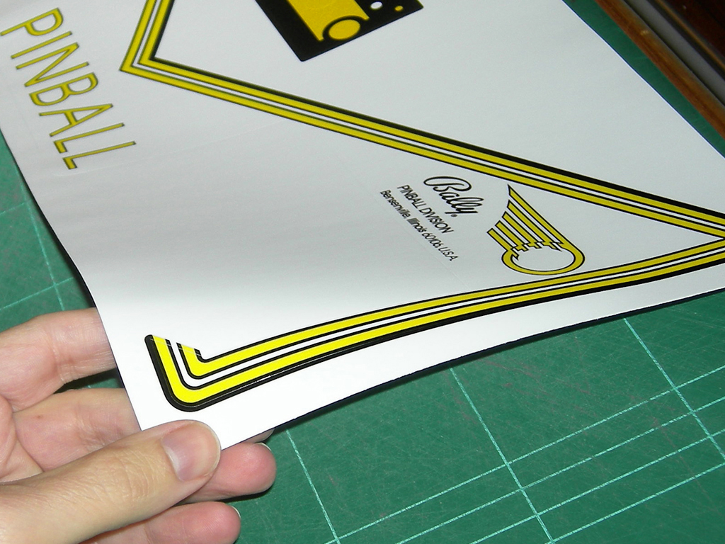 "Eight Ball Deluxe 1981 White Pinball Aprons" (BALLY) printed in vinyl