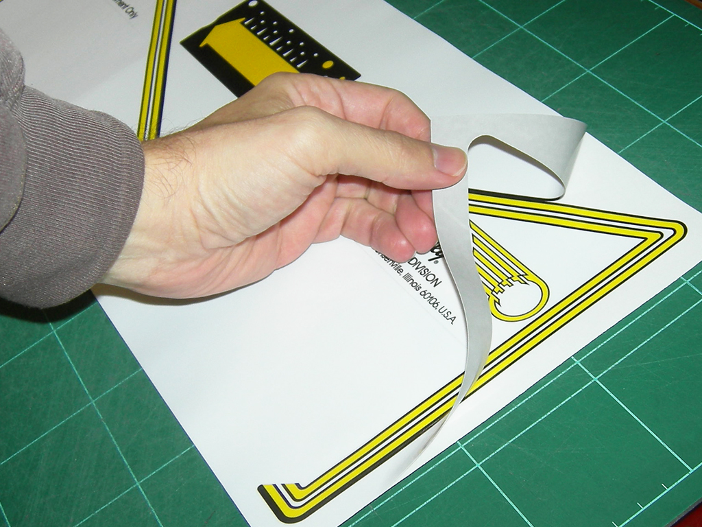 "Eight Ball Deluxe 1981 White Pinball Aprons" (BALLY) printed in vinyl