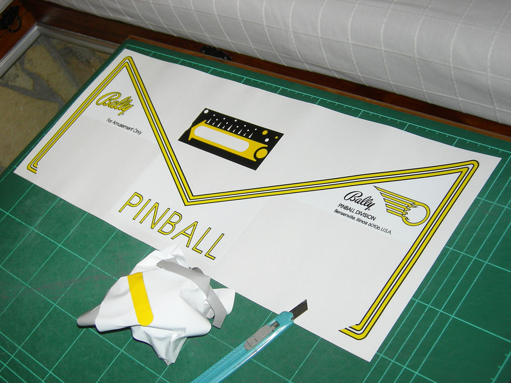 "Eight Ball Deluxe 1981 White Pinball Aprons" (BALLY) printed in vinyl