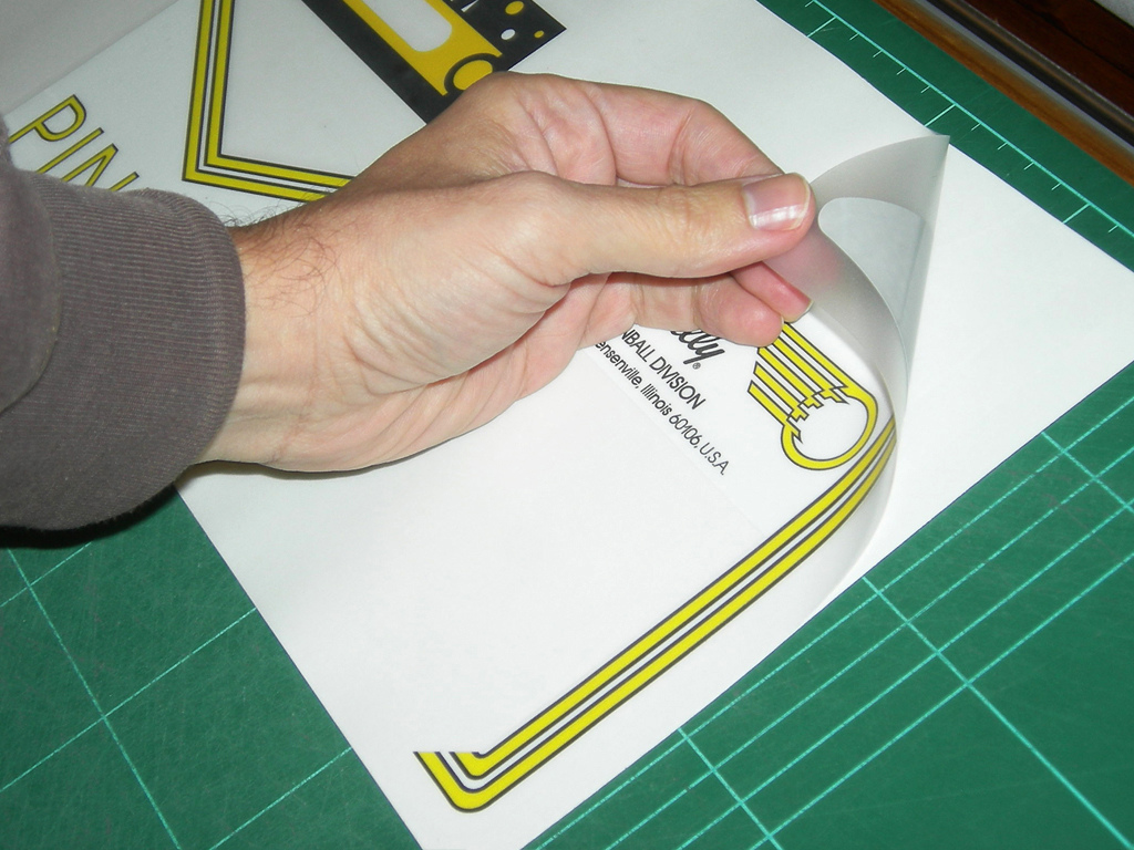 "Eight Ball Deluxe 1981 White Pinball Aprons" (BALLY) printed in vinyl